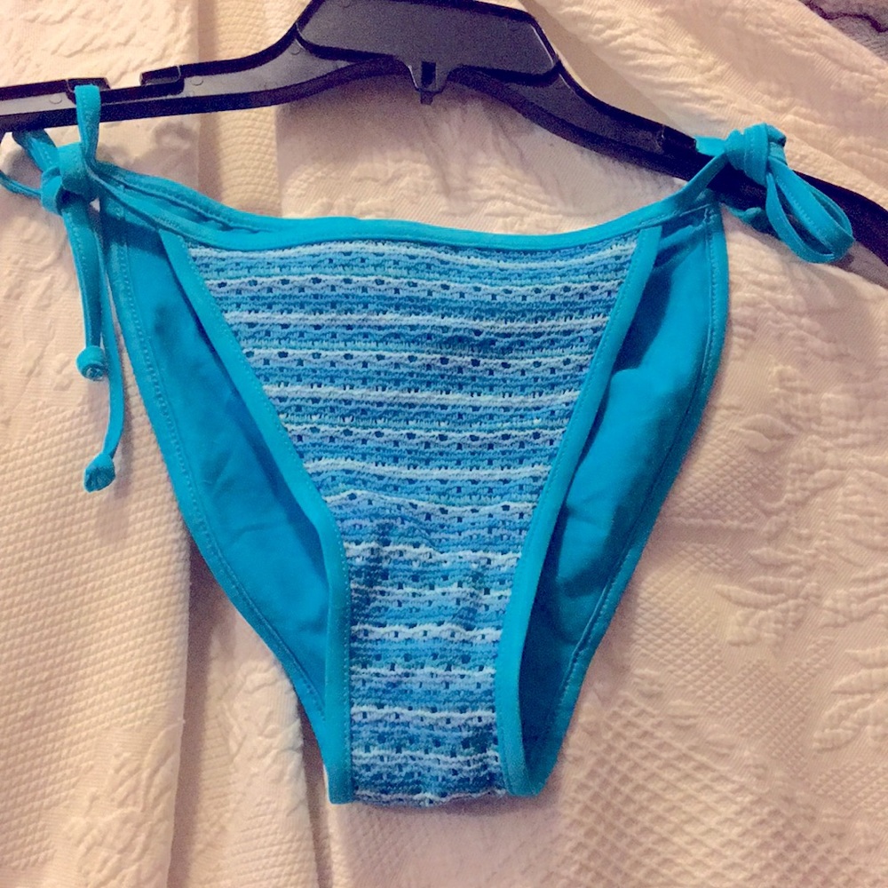 Beautiful Knit Bikini Bottoms Women’s Medium
